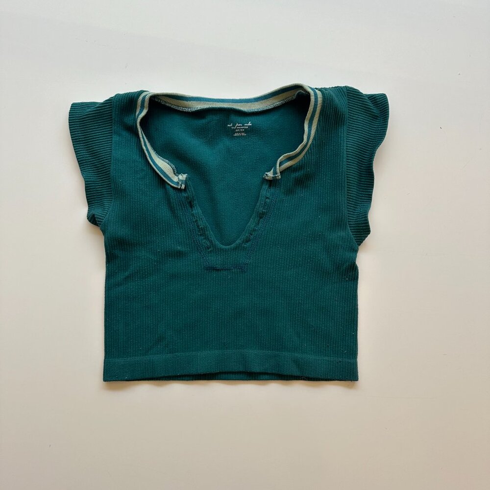 Urban Outfitters Green V-neck Cropped Baby Tee - XS